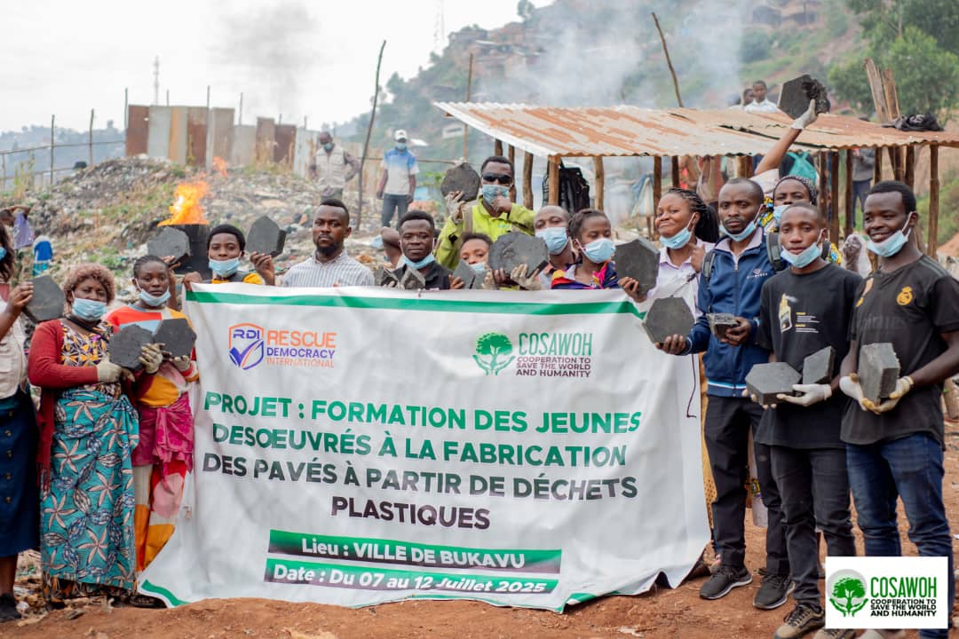 BUKAVU: L’ONG COSAWOH forme 61 jeunes désœuvrés à la fabrication des pavés à partir des déchets plastiques.